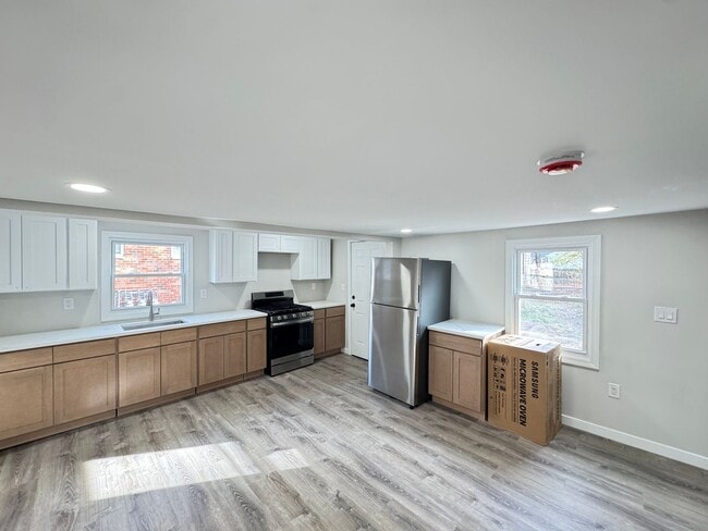 Building Photo - BRAND NEW RENOVATION! Modern 3BR Single Fa...