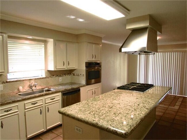 Building Photo - 2212 S Belmont Dr