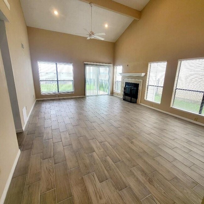 Building Photo - 16430 Clearwater Cir