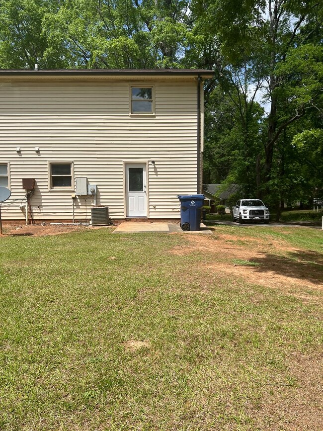 Building Photo - 2 Bedroom Duplex Available (Wingate)
