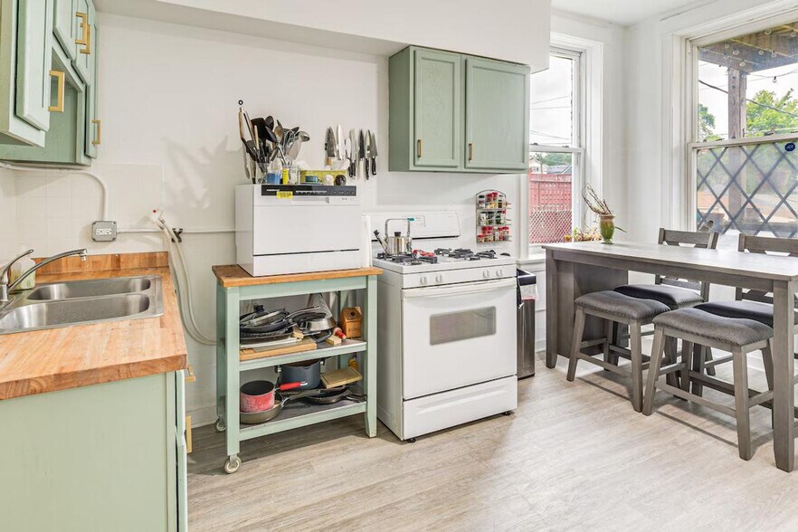 Building Photo - 3254 W Wabansia Ave