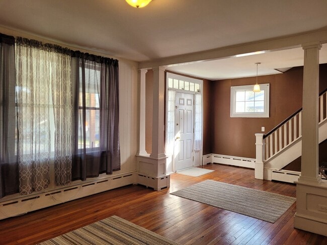 Building Photo - 206 Roxbury Rd