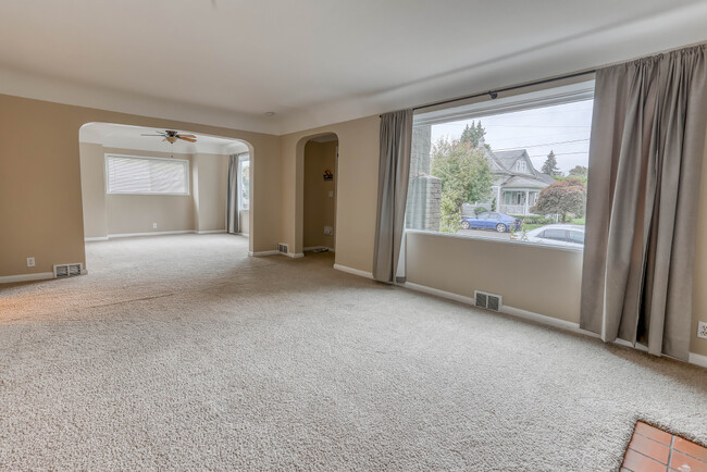 Living room - 3919 Creston Ave