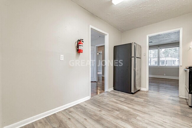 Building Photo - NOW OFFERING FIRST FULL MONTH FREE!