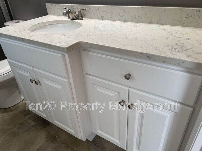 Building Photo - 3211 Maricopa Dr