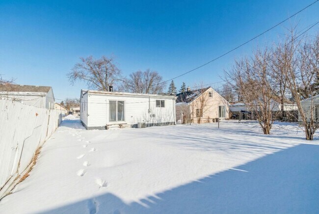 Building Photo - Newly Renovated Warren Gem: New Appliances, Hardwood & Cozy New Carpet!