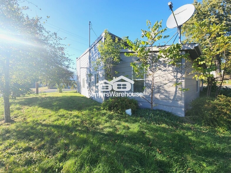 Building Photo - 200 N Vine St