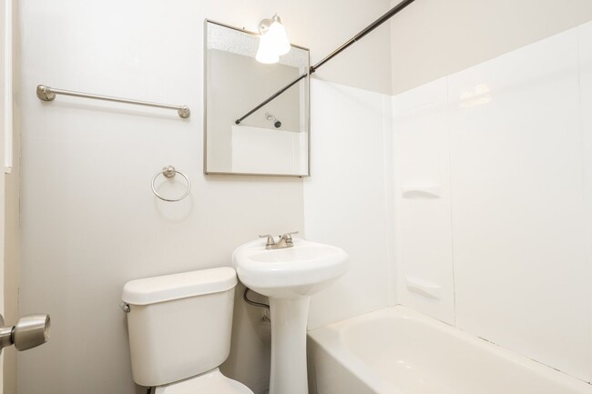 Building Photo - 1221 Azalea Ct