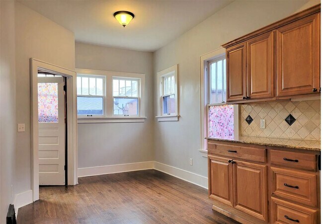 Building Photo - Stunning 4-Bed, 3-Bath Gem 1 Minute from Midtown!