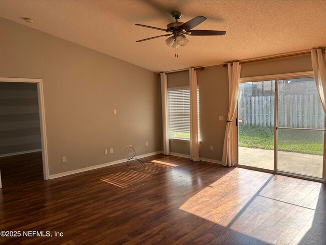 Building Photo - 916 Hyannis Port Dr