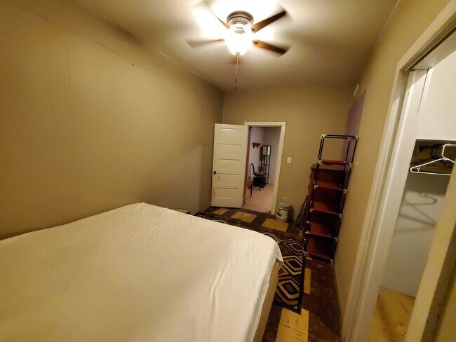 Building Photo - Large 1 bedroom remodeled apartment, washer/dryer hookups