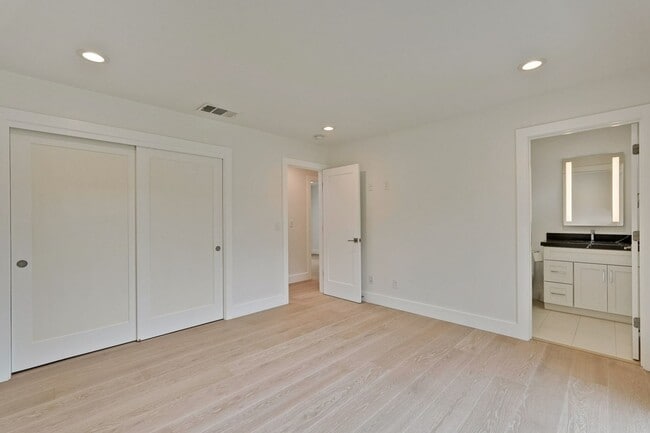 Building Photo - Gorgeous 4 Bed 3 Bath House on a Corner Lot!