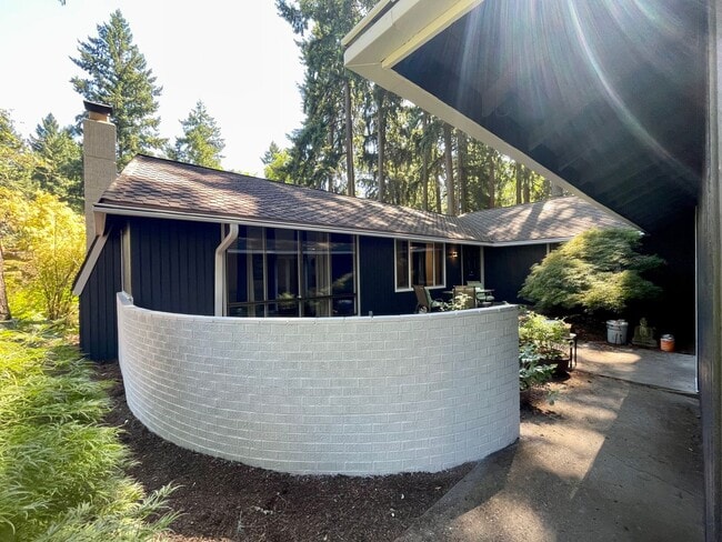 Building Photo - Beaverton 4 Bed + 2 Bath House - W/D, Walking Trails, EV Charging and MORE!!