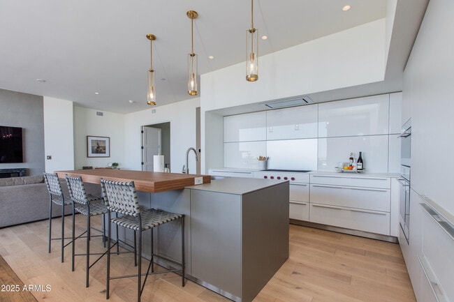 Building Photo - 5000 N Camelback Rdg Dr