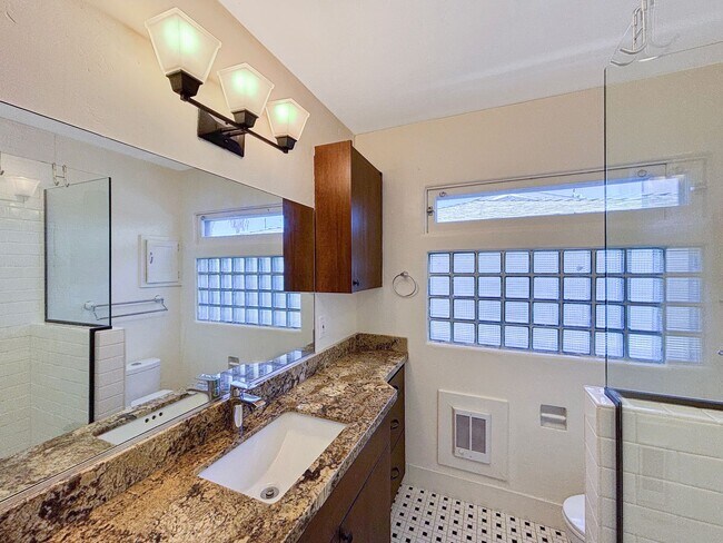Building Photo - Beautiful 3BD/3BA House in Talmadge w/ ADU...