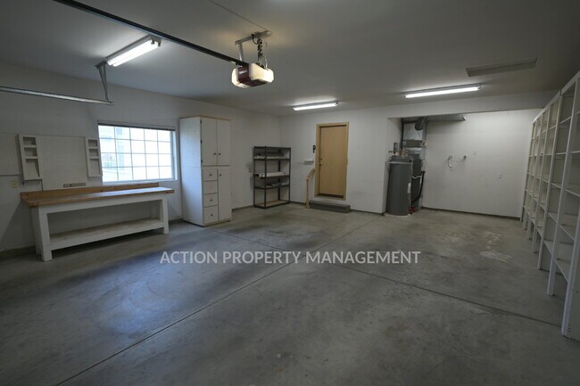 Building Photo - 2 bed + office, 2 bath, 2 car garage condo in Sunland