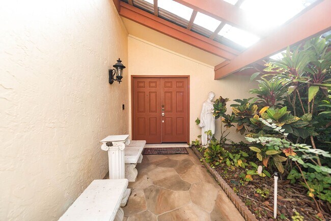 Building Photo - Welcome to this spacious three-bedroom, three-bath home in the heart of Palm Bay