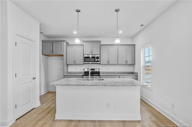 Building Photo - 4 Bedroom 2.5 Bathroom