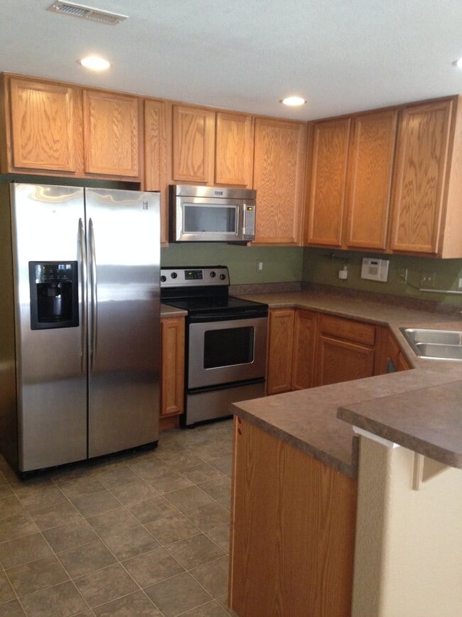 Building Photo - 3BD/2.5BA in Englewood with Attached Garage