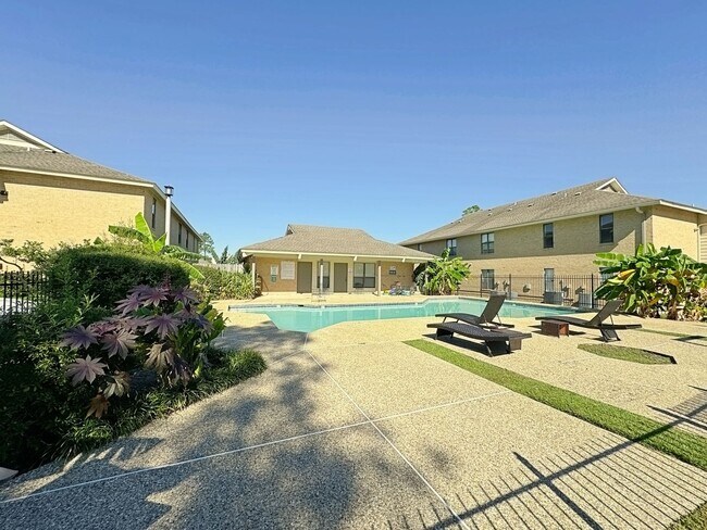 Building Photo - 1 Bedroom Downstairs condo available now! Community Pool