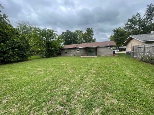 Building Photo - Don't Miss Out On This Swan Lake Beauty!