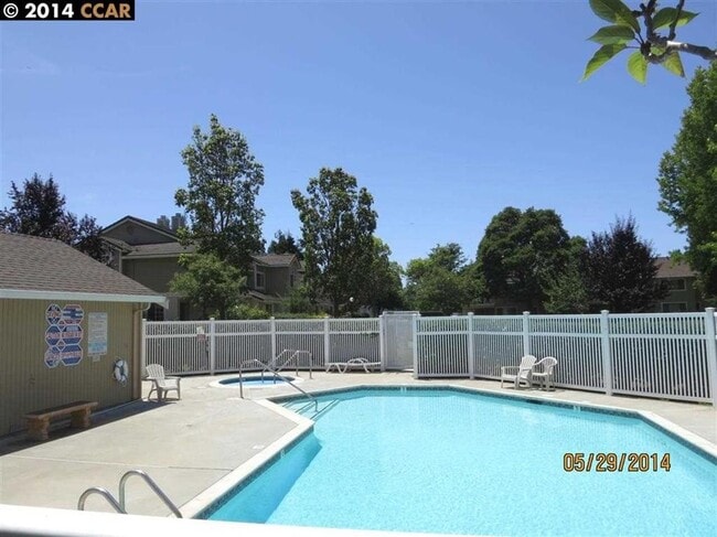 Building Photo - COMING SOON! $3,500 / 3BR - 1383 S.F. GORG...