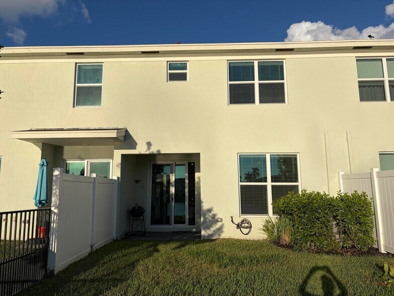 Building Photo - 4181 Lagoon Shore Dr