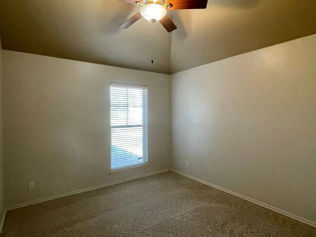 Building Photo - Beautiful 3 bed 2 bath with an office!