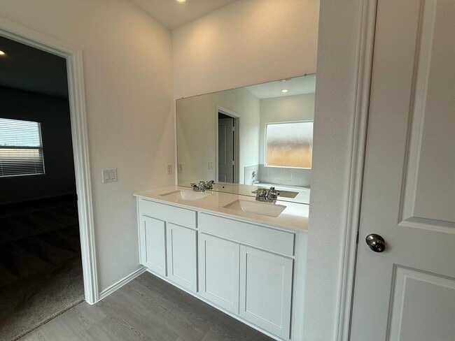Building Photo - 519 Vantage Dr