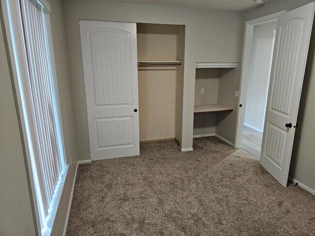 Building Photo - Spacious Tacoma Home with Gas Fireplace, 3-Car Garage & Covered Patio!