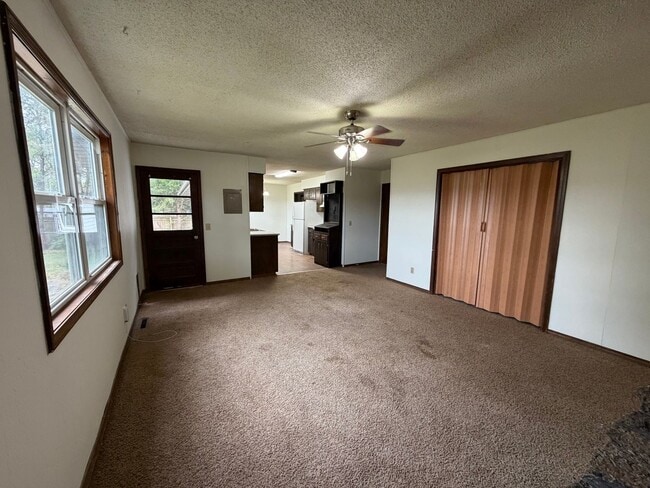 Building Photo - Newly updated 3 bedroom house with fenced ...