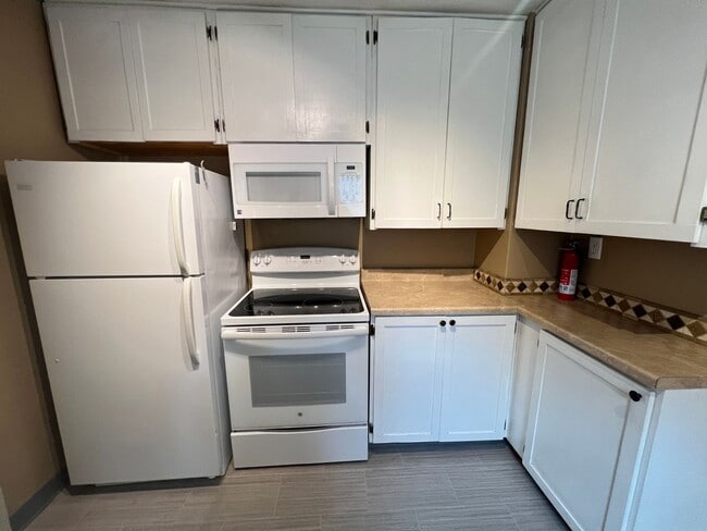 Building Photo - 4 bed 2 bath home centrally located