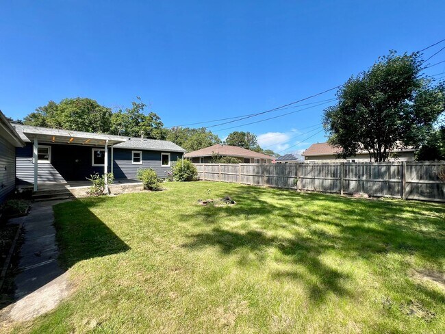 Building Photo - 1/2 Off 1 Month Rent