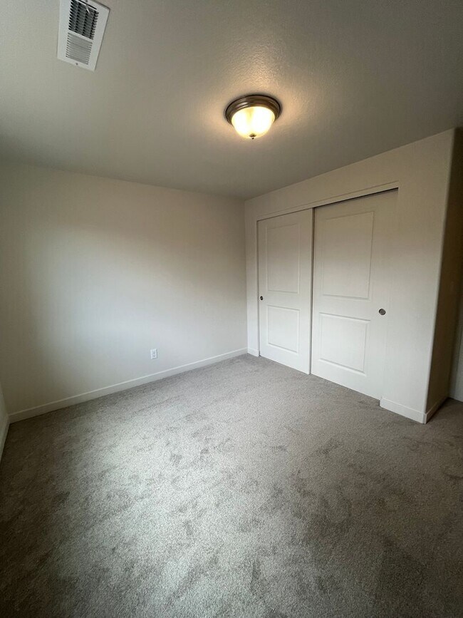 Building Photo - 3-bedroom 2-1/2 bathroom home