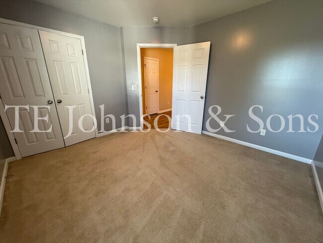 Building Photo - Spacious 4 Bedroom Home with Fenced Yard & Two Car Garage in Clemmons