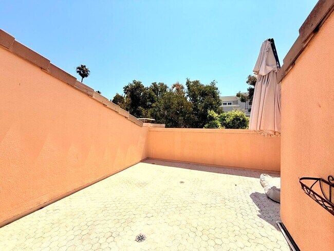 Building Photo - Sophisticated Bright & Spacious Furnished ...