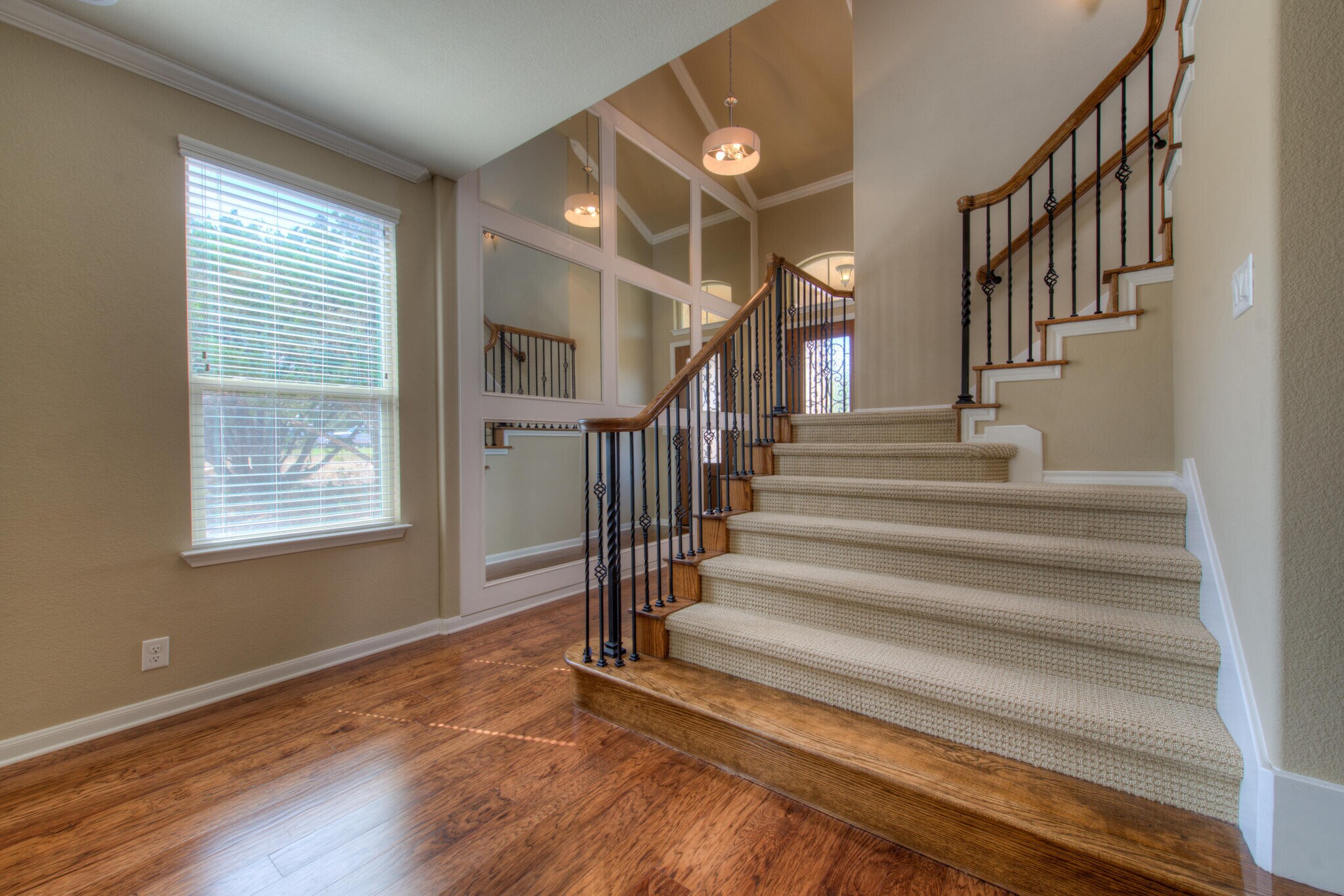 Building Photo - 405 S Meadowlark St