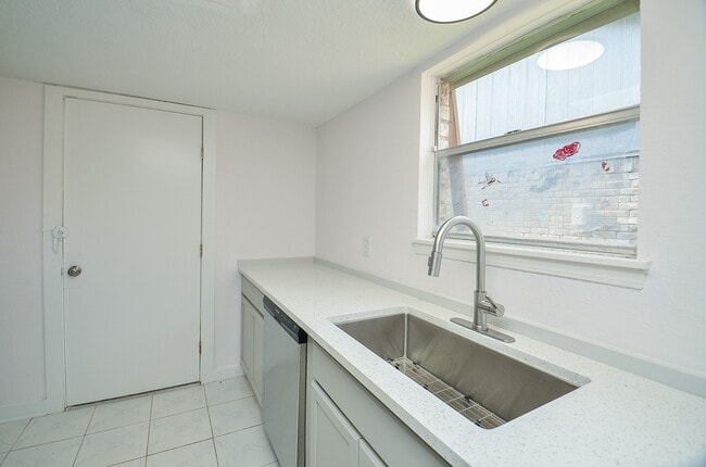 Building Photo - 3722 Brier Gardens Dr