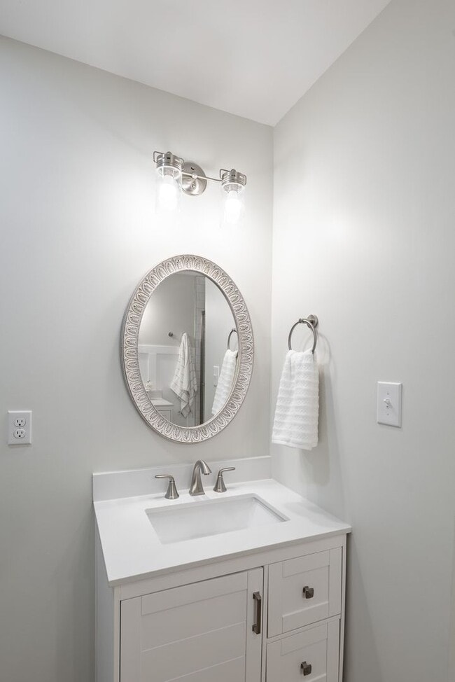 Building Photo - Close to downtown Athens! Beautifully renovated home with charm!