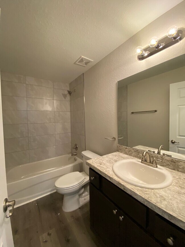 Building Photo - Custom Home - Desirable SE Ocala Neighborhood 3/2/2 **Won't Last**