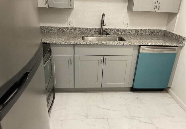 Building Photo - 719 E Walled Lake Dr