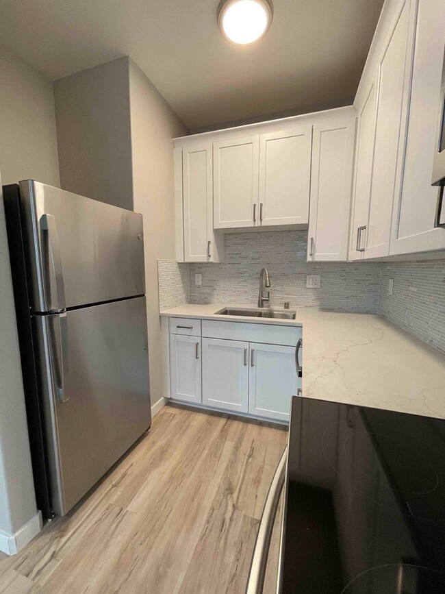 Building Photo - Stunning New Downtown 1 Bedroom