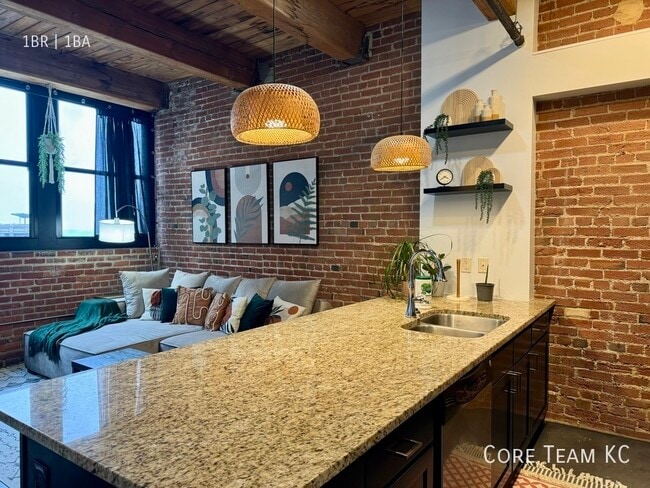 Building Photo - 408 W 8th St