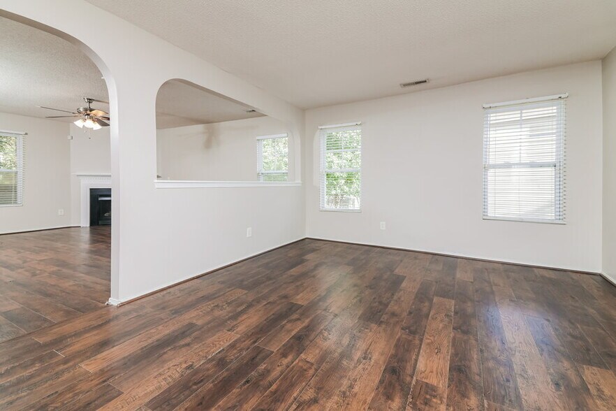 Building Photo - 3032 Van Dorn Rd