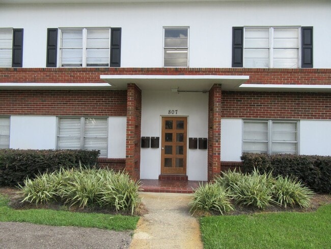 Building Photo - 807 Cherry St