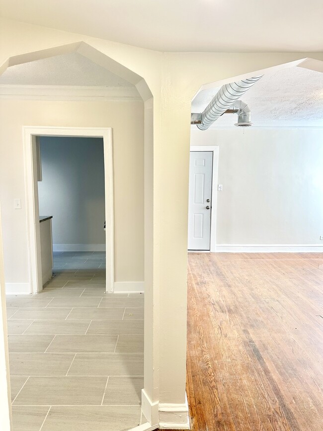 Building Photo - 1152 N Lawndale Ave