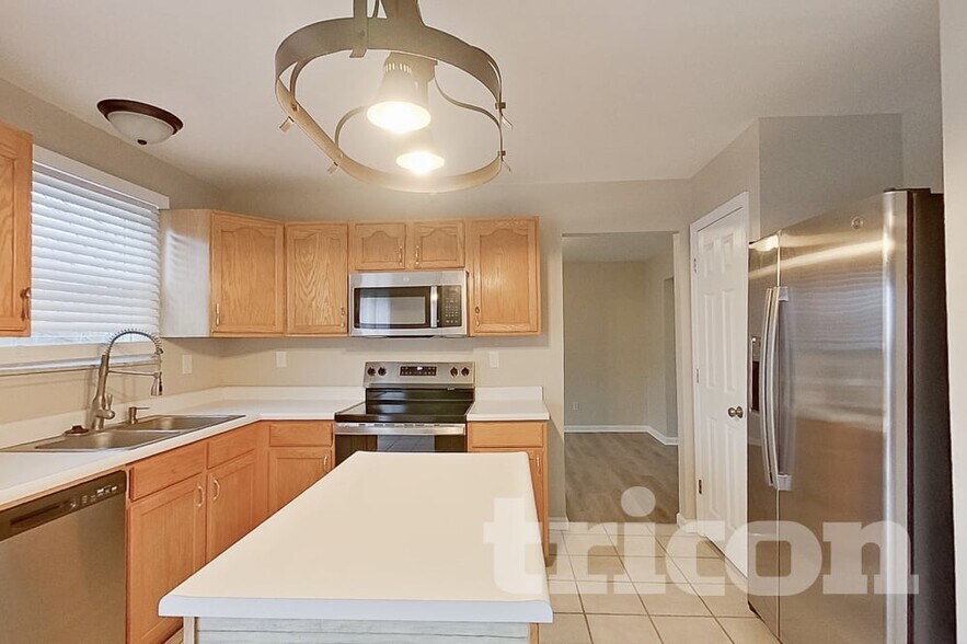 Building Photo - 4 Sapphire Ct