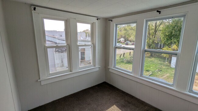 Building Photo - Charming 3-bedroom, 1-bathroom home located in the heart of Akron