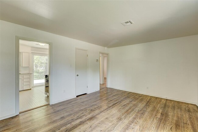 Building Photo - 113 E 12th St