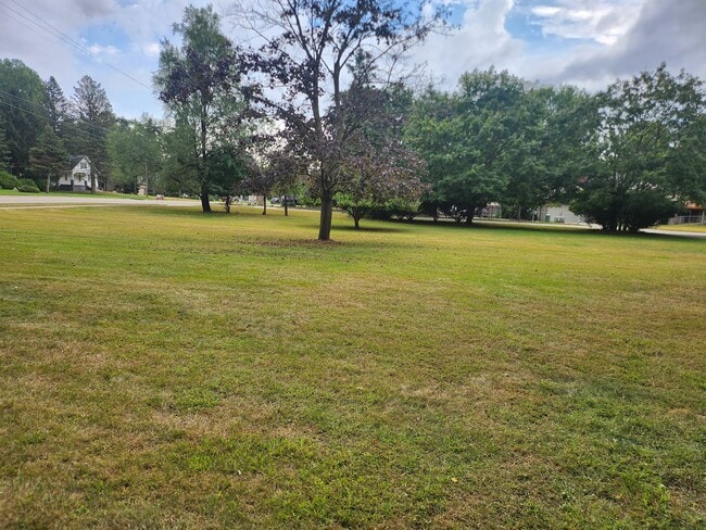 Building Photo - 7675 N Hix Rd